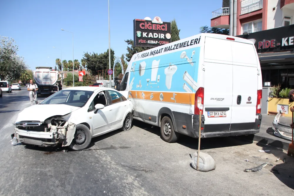 4 Aracın karıştığı kazada şans eseri yaralanan olmadıv