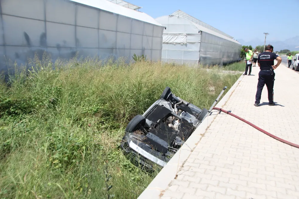 Serik’te otomobil şarampole yuvarlandı 3 kişi yaralandı