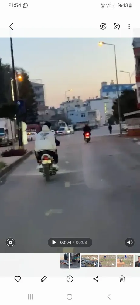Maskeli ve silahlı gençler korku yarattı