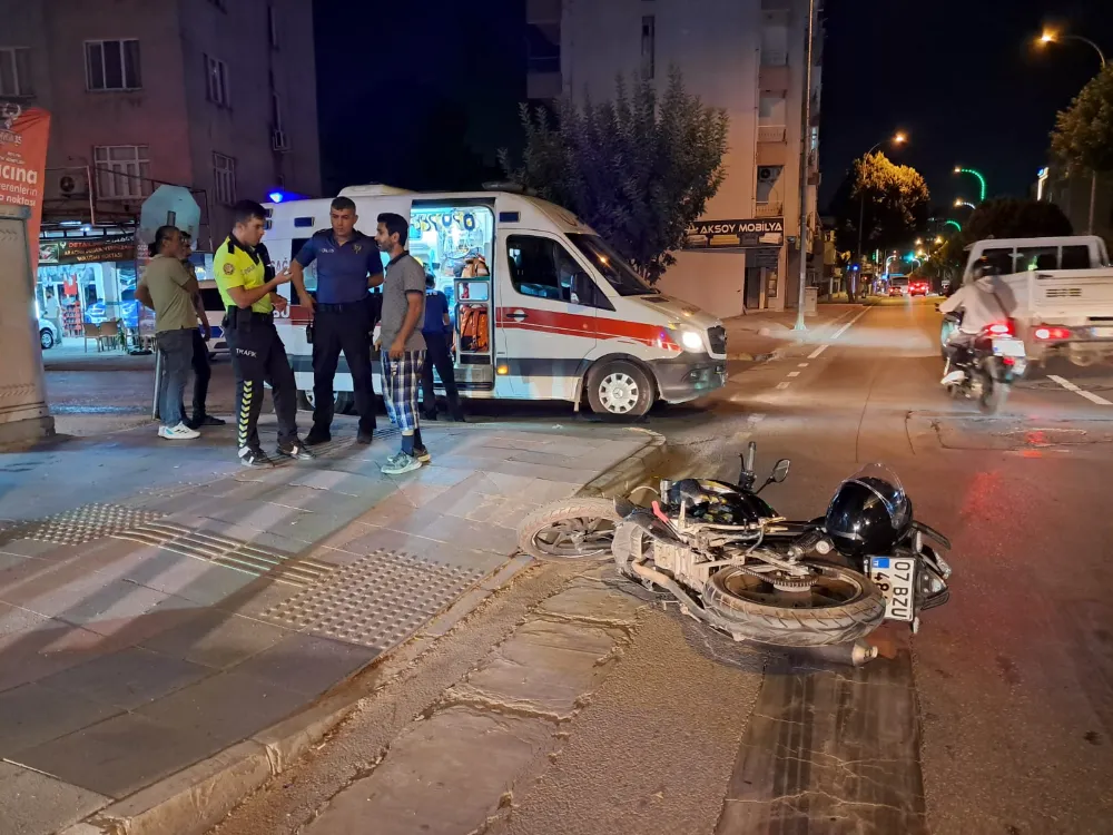 Hafif ticari araçla motosiklet çarpıştı: 1 yaralı