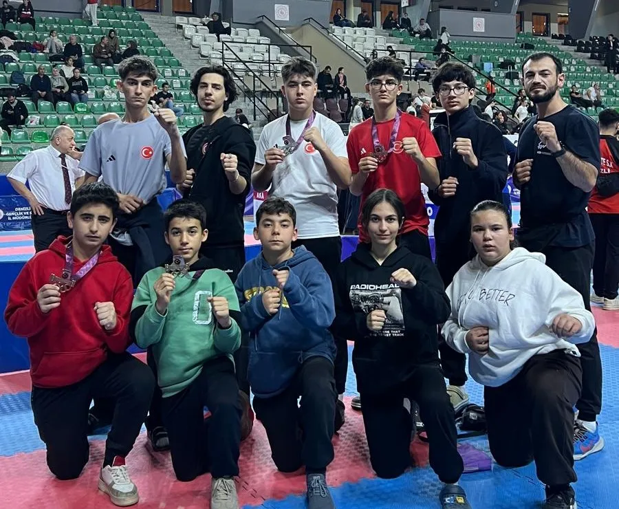 Gençlik Merkezi Karatecileri uluslararası turnuvadan madalyalarla döndü