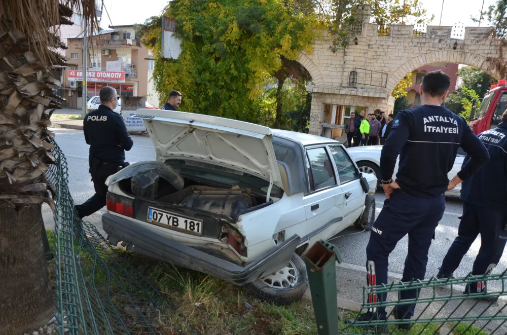 Serik’te yoldan çıkan otomobil bariyerlere çarparak durdu