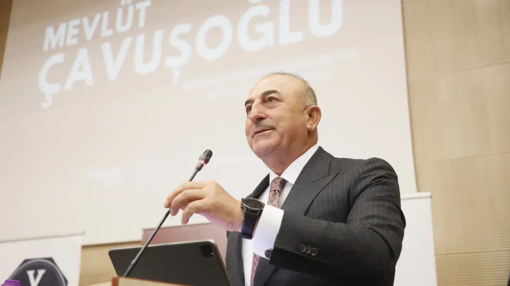Çavuşoğlu: Biz hizmet ile onlar yolsuzlukla anılıyor!
