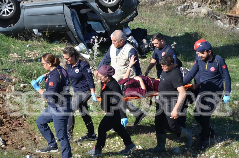 Serik’te otomobil şarampole yuvarlandı :3 yaralı