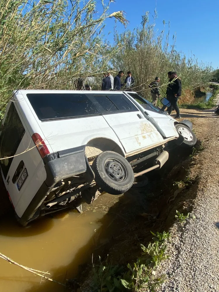 Serik’te minibüs şarampole devrildi: 2 Yaralı