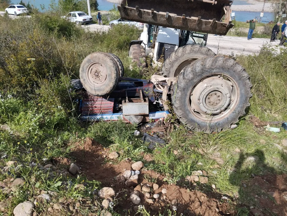 İlaçlama yaparken devrilen traktörün altında kalan şahıs ağır yaralandı