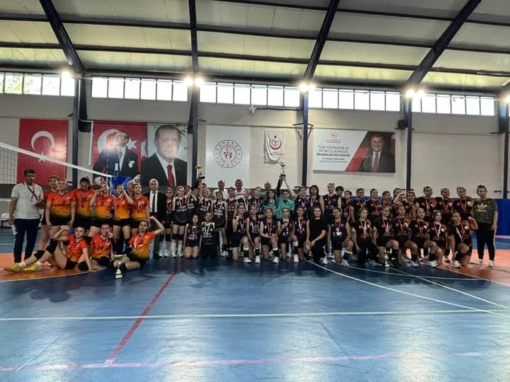 Yıldızlar ve Küçükler Voleybol Sona Erdi
