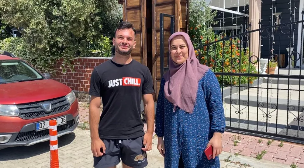 Serik’te yıllar önce kaybettiği telefonu geri gelmeyen turist, bulduğu telefona sahibine teslim etti