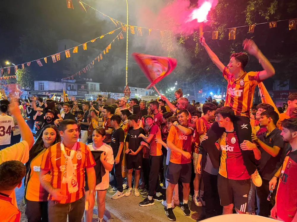 Tarihi Meydanda Tarihi Sevinç