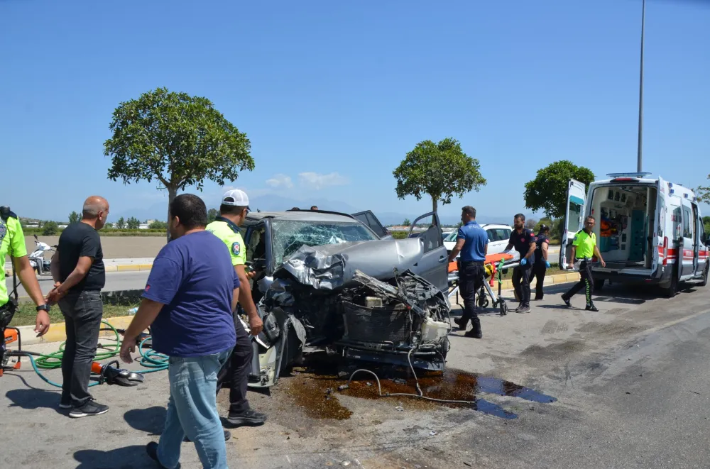 Serik’te kepçeye çarpan otomobilde sürücü ve eşi yaralandı