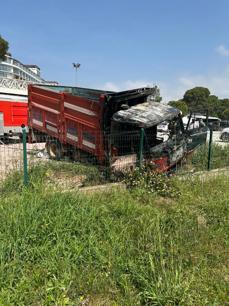 Belek’te Park halindeki Kamyonet cayır cayır yandı