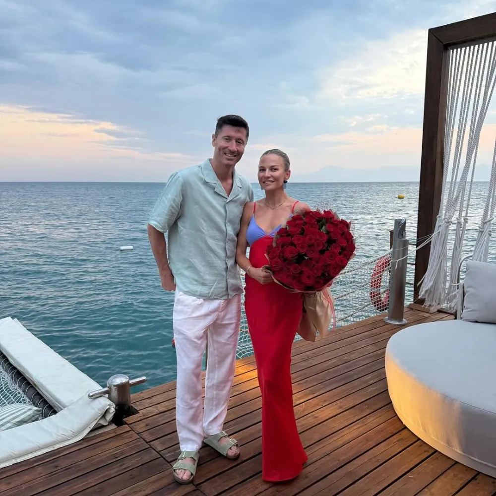 Dünyaca ünlü Polonyalı forvet Robert Lewandowski’nin ailesi ile tatil tercihi Antalya oldu