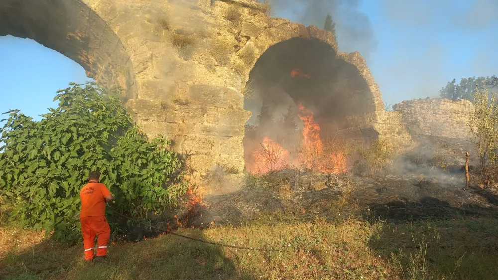 Aspendos Su Kemerleri Yakınında Çıkan Yangın Kısa Sürede Söndürüldü