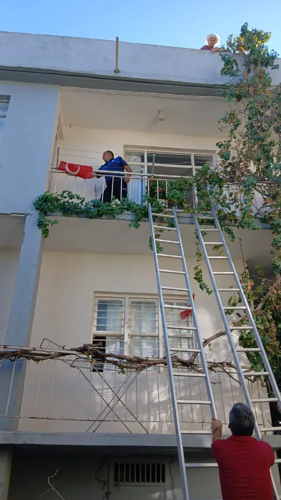 Evin çatısında mahsur kalan yaşlı kadını zabıta ekipleri kurtardı