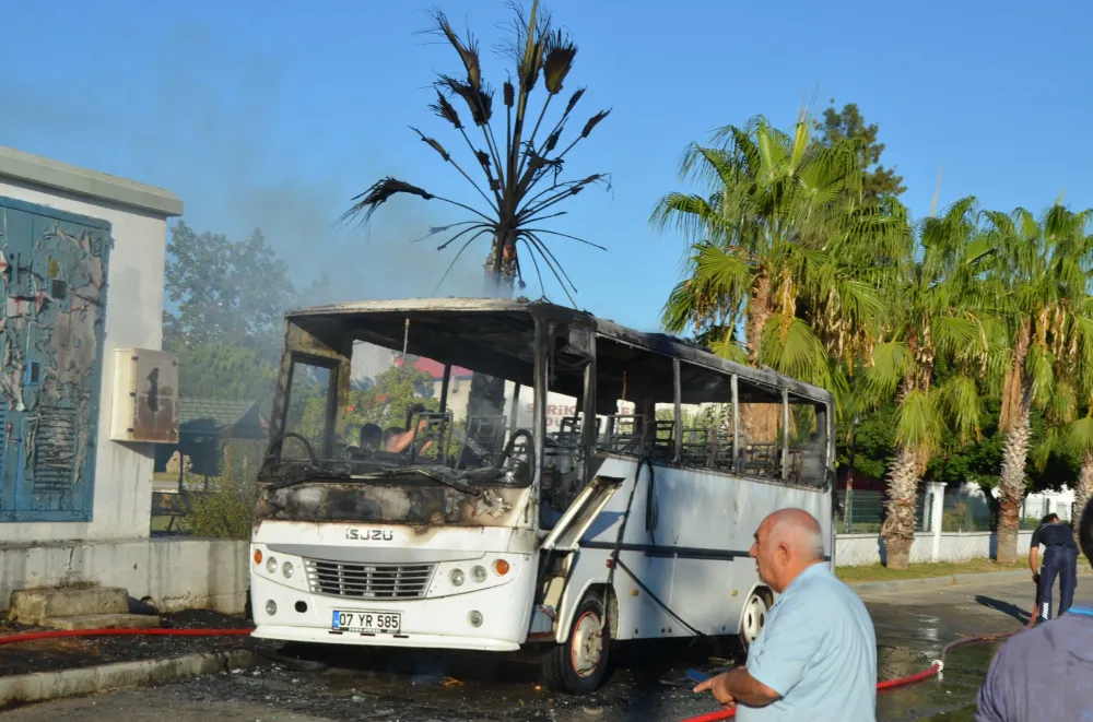 Park halindeki otobüs yanarak küle döndü 