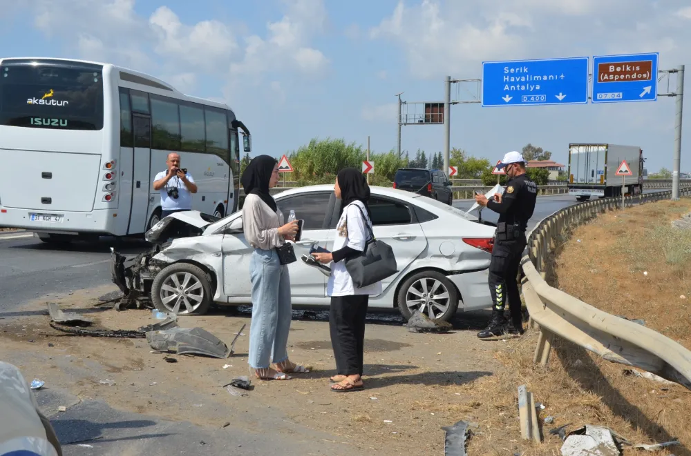 Antalya’da otomobil yol kenarında bariyerlere çarptı 2 kişi yaralandı