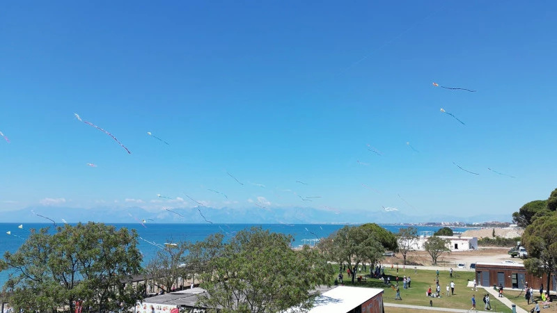 AYK GELENEKSEL UÇURTMA ŞENLİĞİNDE GÖKYÜZÜ RENGARENK