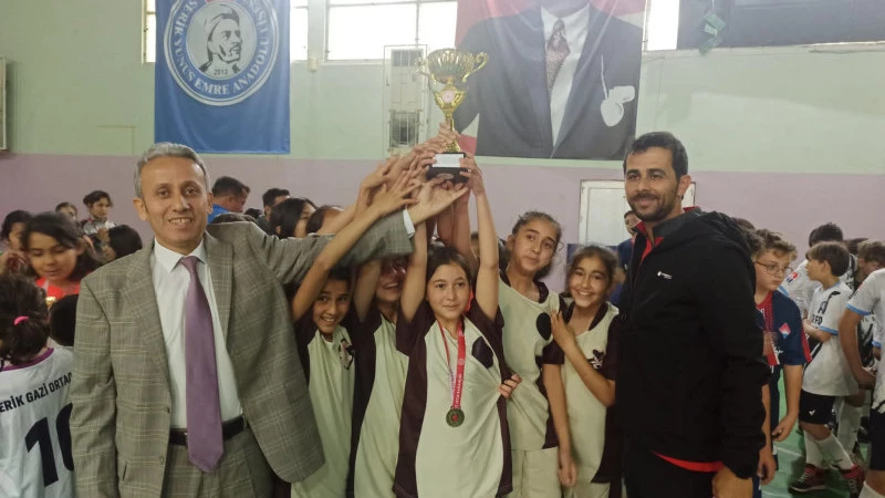Serik’te okul sporları futsal sona erdi