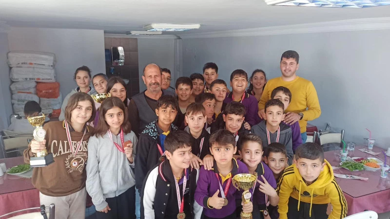 Cumhuriyette başarılı öğrenciler yemekte buluştu