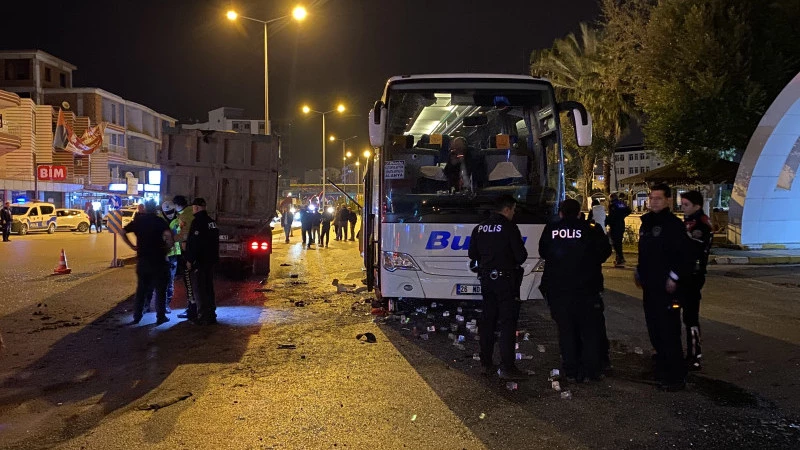 Serik’te Otobüs ve hafriyat kamyonu çarpıştı 4 kişi yaralandı
