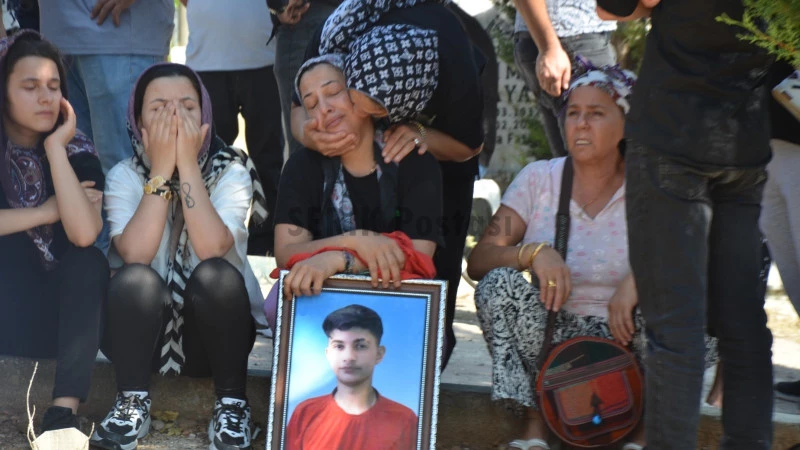Kazada ölen 2 arkadaş yan yana defnedildi