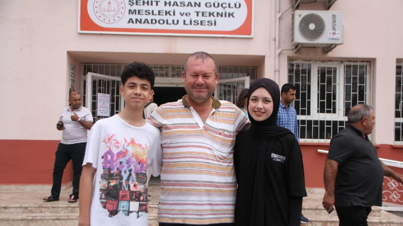 Serik’te vatandaşlar oy kullanmaya başladı