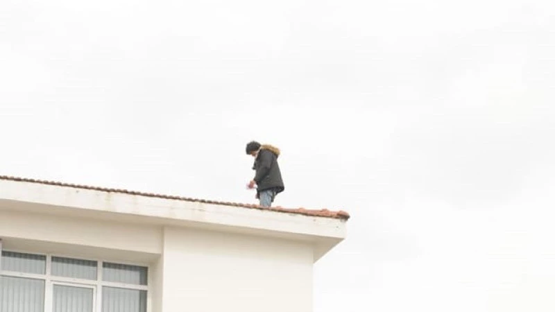 Çatıya çıkan şahıs polis indirdi