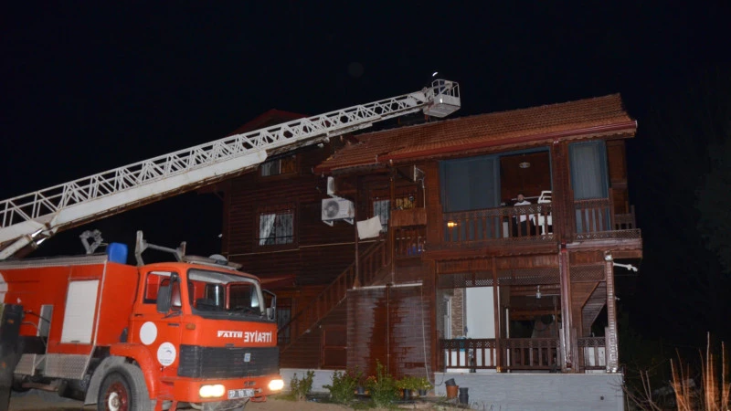 Serik’te ahşap evin bacasında çıkan yangın söndürüldü