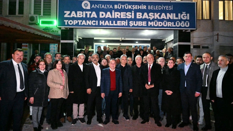 Başkan Muhittin Böcek Antalya Toptancı Hali’nde güne sıcak bir “merhaba” dedi