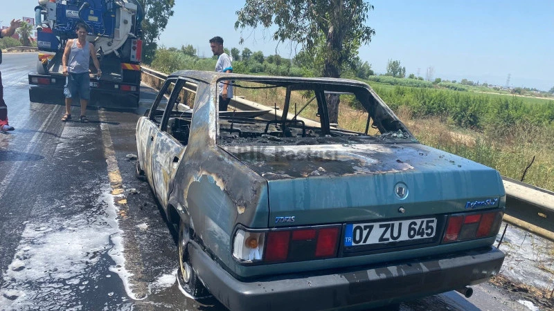 Serik’te seyir halindeki otomobil tamamen yandı