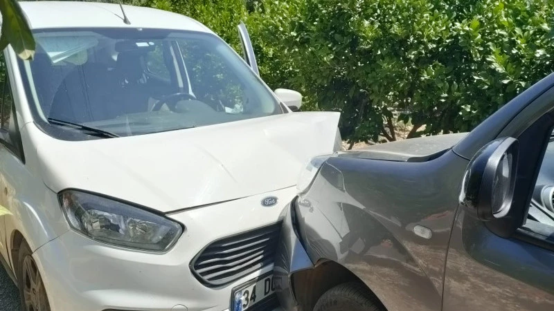 Serik’teki kazada araçlar zarar gördü