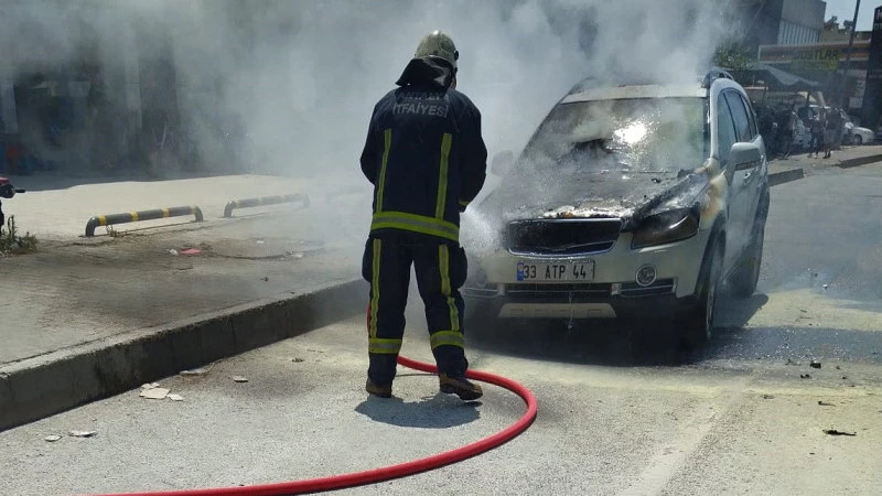 Serik’te seyir halindeki otomobilin ön kısmı tamamen yandı