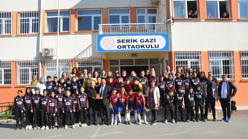Eğitim Gönüllüsünden Gazi ortaokuluna spor malzemesi desteği