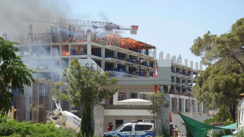Serik’te otel inşaatında yangın çıktı