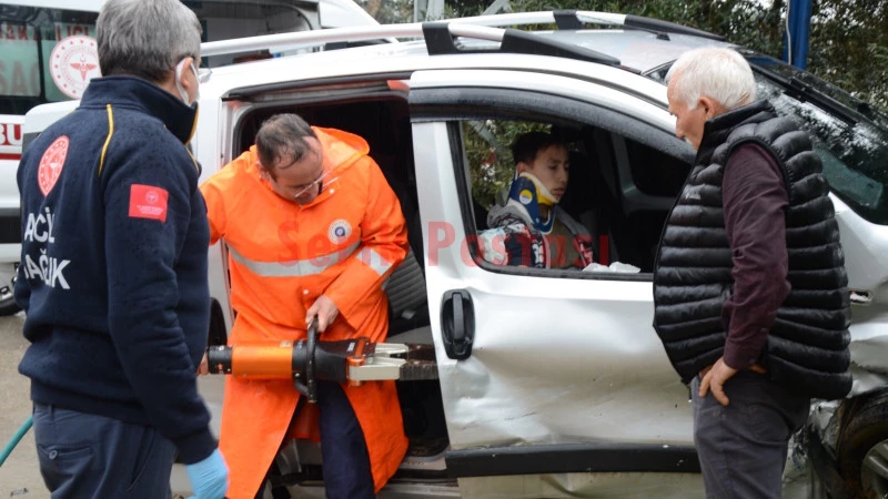 Kazada araçta sıkışan yaralıları itfaiye ekipleri çıkardı