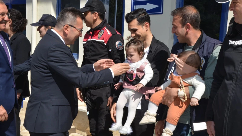 Serik’te protokol vatandaşla bayramlaştı