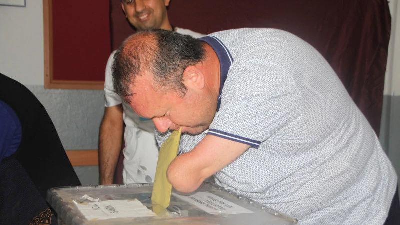 Serik’te vatandaşlar oy kullanmaya başladı