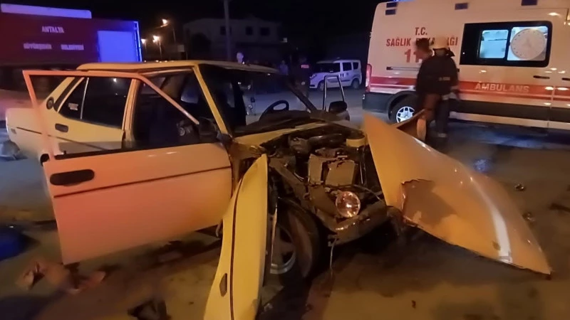 Serik’te otobüs ile otomobil çarpıştı 2 yaralı