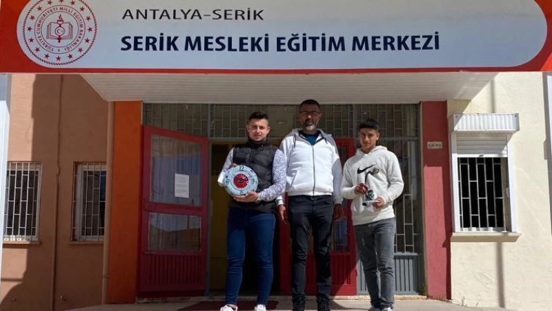 ATIK MALZEMELERDEN TASARIM YARIŞMASINA DAMGA VURDU