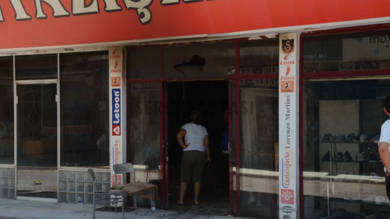 Serik’te ayakkabı satış mağazası yangında küle döndü