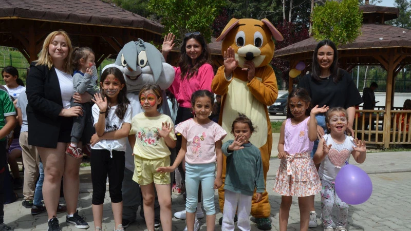 Serik’te Üniversiteli öğrencilerden depremzede çocuklara eğlence
